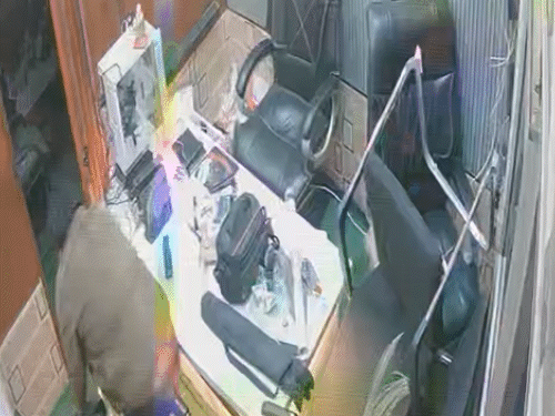 दुकान में घुसकर कुर्सियां फेंककर तोडफ़ोड़ करने लगे बदमाश