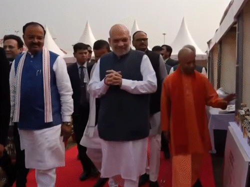 अमित शहा यांनी वेगवेगळ्या जिल्ह्यांतील प्रसिद्ध खाद्यपदार्थांच्या स्टॉलची पाहणी केली. शहा आणि योगी एकत्र चालताना दिसले.