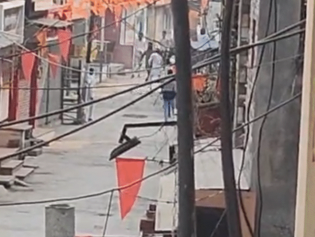 शुक्रवार को नमाज के बाद कुछ उपद्रवियों ने दोबारा पथराव शुरू कर दिया।