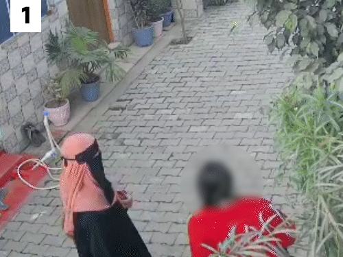 5 मुस्लिम लड़कियां बुर्का और हिजाब पहने हुए हैं। वह छात्रा से बात करती हैं। ।