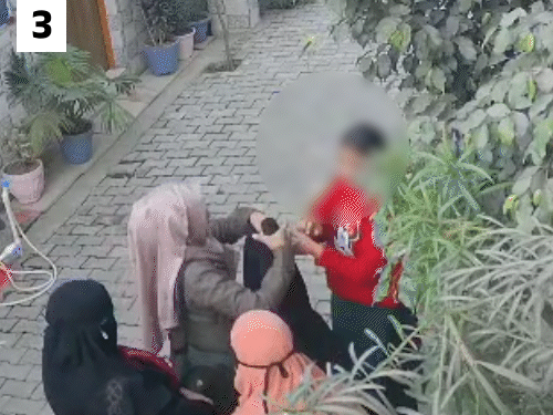 एक मुस्लिम छात्रा उसे बीच सड़क पर बुर्का पहनाती है।