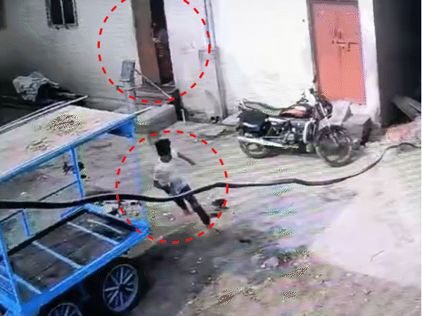 इलाके में दहशत से बच्चा भगता नजर आए, वहीं महिला ने डर के मारे दरवाजा बंद कर लिया। पीछे से आए उपद्रवी ने बाइक में तोड़फोड़ की।