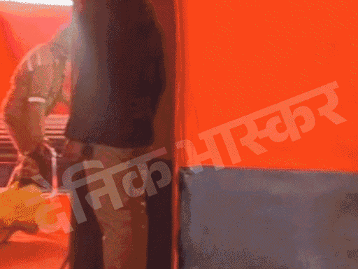 मौनी अमावस्या पर प्रयागराज में हुए विवाद के बाद एक वीडियो सामने आया था, जिसमें पुलिसकर्मी एक साधु को बालों से खींचता दिख रहा था।