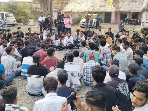 थाना परिसर में हिंदू संगठनों के कार्यकर्ताओं ने हनुमान चालीसा का पाठ किया।