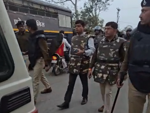 पुलिस ने शुक्रवार देर शाम फ्लैग मार्च निकाला।