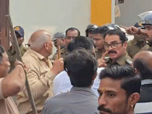 विवाद के दौरान पुलिस और स्थानीय आपस में भिड़ गए।