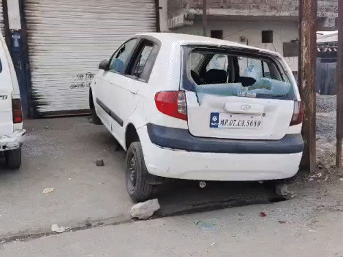 विवाद के दौरान कई कारों में तोड़फोड़ की गई।