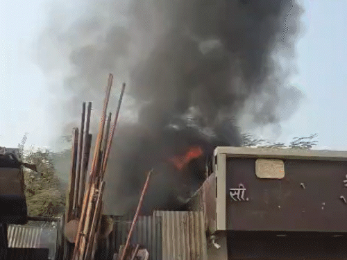 उपद्रवियों ने एक दुकान को आग के हवाले कर दिया।