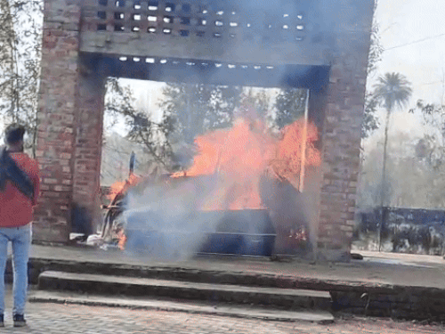 यमुनानगर के शेरपुर गांव में जल रही शहीद सुधीर की चिता और अंतिम विदाई देने पहुंचे ग्रामीण। - Dainik Bhaskar