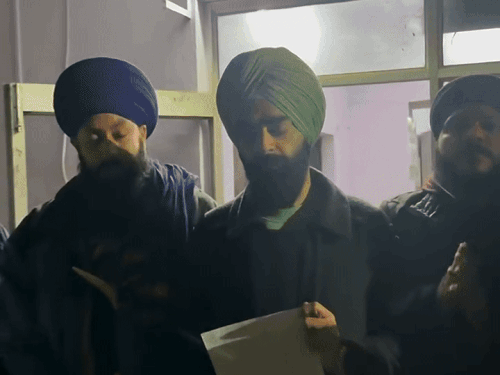 गाजियाबाद के पुलिस थाने में शिकायत दर्ज करवाने के लिए पहुंचे निहंग व सिख समुदाय के अन्य व्यक्ति।