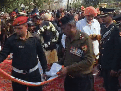 शहीद सुधीर को श्रद्धांजलि अर्पित करने पहुंचे मंत्री श्याम सिंह राणा।