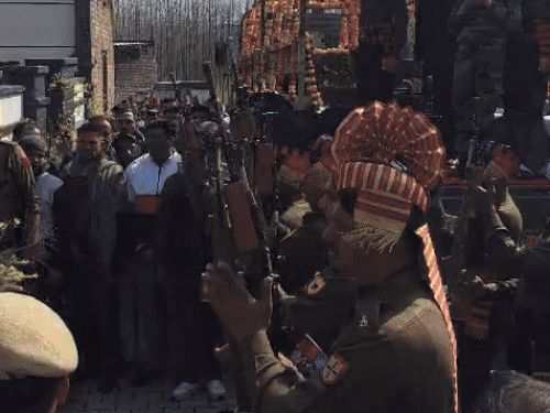 शहीद सुधीर को गार्ड ऑफ ऑनर देते हुए जवान।