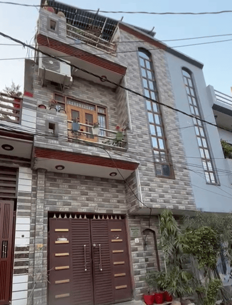 शिवा राव रेड्डी ने करीब 1 साल पहले राजाजीपुरम में यह आलीशान घर खरीदा था। पीड़ितों का आरोप है कि उसने ठगी के पैसों से घर खरीदा है।