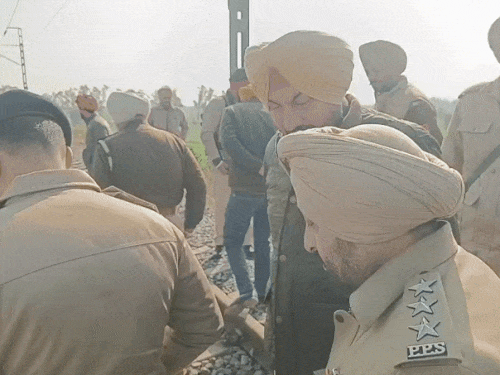 SP Jaskirat Singh Ahir of Fatehgarh Sahib reached the railway track with his team for investigation.