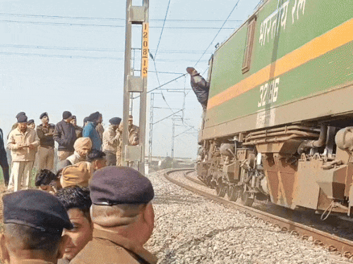 सरहिंद में हुए धमाके के 14 घंटे बाद फ्रेट कॉरिडोर पर गाड़ियों की आवाजाही शुरू कर दी गई है।