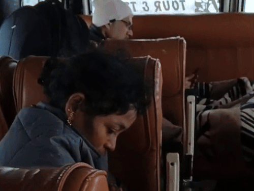 गाड़ी में फंसे दिल्ली के टूरिस्ट।