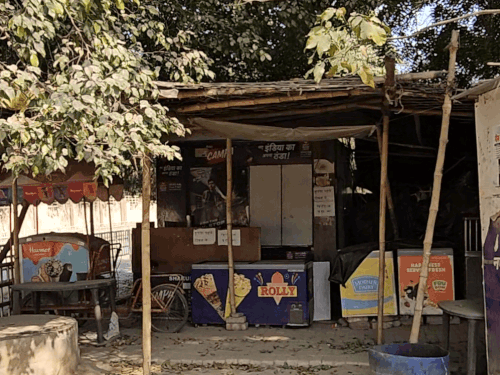 बैंक के बाहर झोपड़ी में कैंटीन चलती थी। शिवा इसी में बैठकर लोगों को ठगता था।