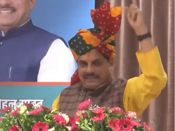 दावोस से लौटे सीएम ने पाकिस्तान और बांग्लादेश पर तंज कसा।