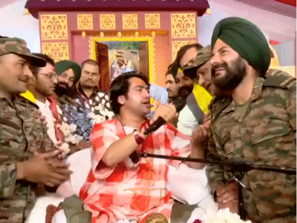 राजस्थान में कथा के दौरान पंडित धीरेंद्र शास्त्री ने आर्मी जवानों के साथ गाना गाया।