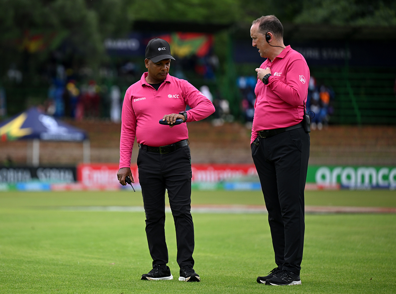 मैदान का निरीक्षण करते अंपायर्स। (फोटो- जिम्बाब्वे क्रिकेट)