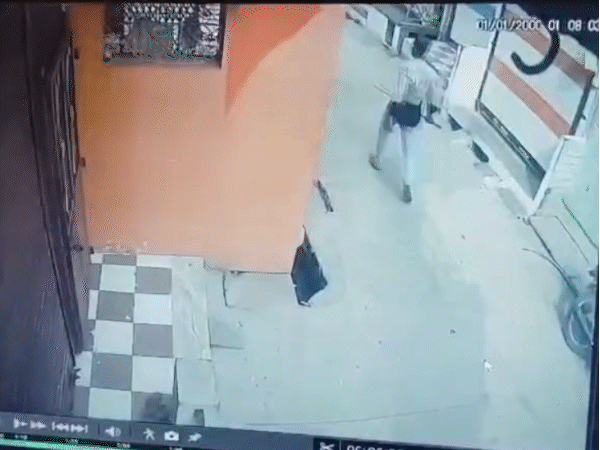 कई उपद्रवी चेहरे में नकाब बांधे डंडे लिए नजर आए।