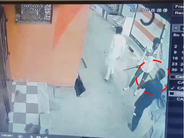 काले कपड़े पहना युवक गाली में एक मंदिर में पत्थर बरसाते नजर आया।