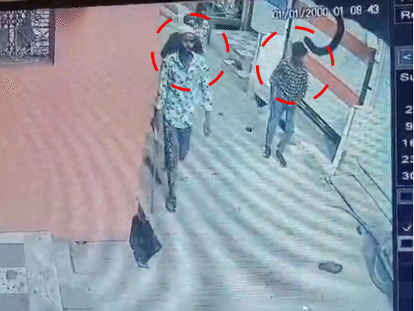 गलियों में लाठी डंडे और हथियार लिए घूमते उपद्रवी।