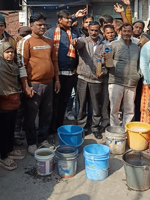 हुसैनगंज, उदयगंज और पुराना बर्फखाना में गंदा पानी आने को लेकर लोगों ने प्रदर्शन किया था।