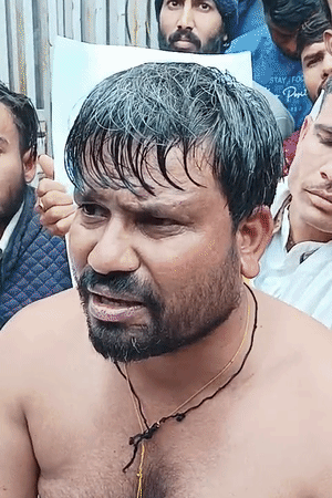 कांग्रेस जिलाध्यक्ष बोले- गोरक्षपीठ के महंत को माफी मांगनी पड़ेगी।