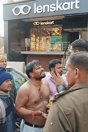 पुलिस ने दिल्ली जाने से रोका, तो पुलिस से अभद्रता करने लगे कांग्रेस जिलाध्यक्ष।