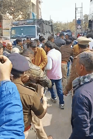 खींचतान में कांग्रेस जिलाध्यक्ष के कपड़े फट गए।