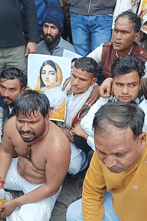 अहिल्याबाई होलकर पार्क में धरने पर बैठे कांग्रेस जिलाध्यक्ष और कार्यकर्ता।