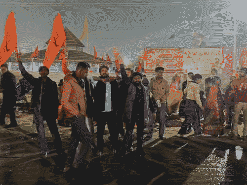 युवकों ने पहले शंकराचार्य के शिविर में घुसने की कोशिश की। उनके शिष्यों से धक्का-मुक्की के बाद वे योगी जिंदाबाद के नारे लगाने लगे।