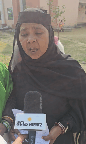 बुजुर्ग फातिमा बताती हैं कि जब उन्होंने पैसा निकालने की बात कही तो शिवा ने कहा- बैंक में आग लग गई है।