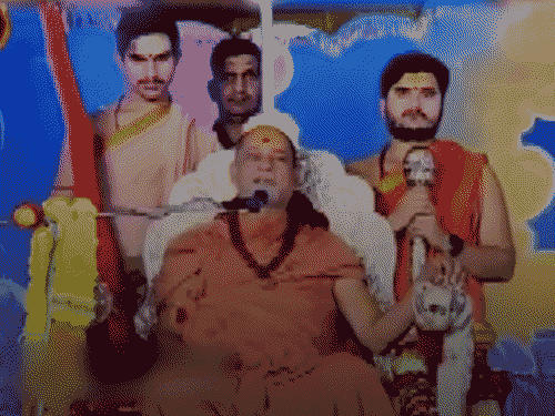 द्वारका की शारदा पीठ के शंकराचार्य सदानंद सरस्वती अविमुक्तेश्वरानंद के समर्थन में हैं।