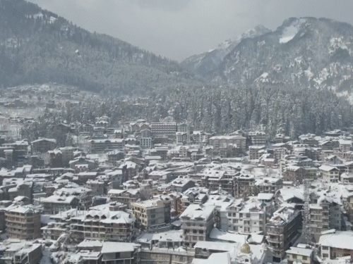 हिमाचल प्रदेश के मनाली में बर्फबारी के कारण रोड बंद हैं।