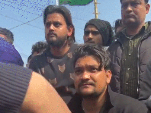 शनिवार को निहंग संगठनों ने गाजियाबाद में उसकी पिटाई की और पुलिस के हवाले कर दिया।