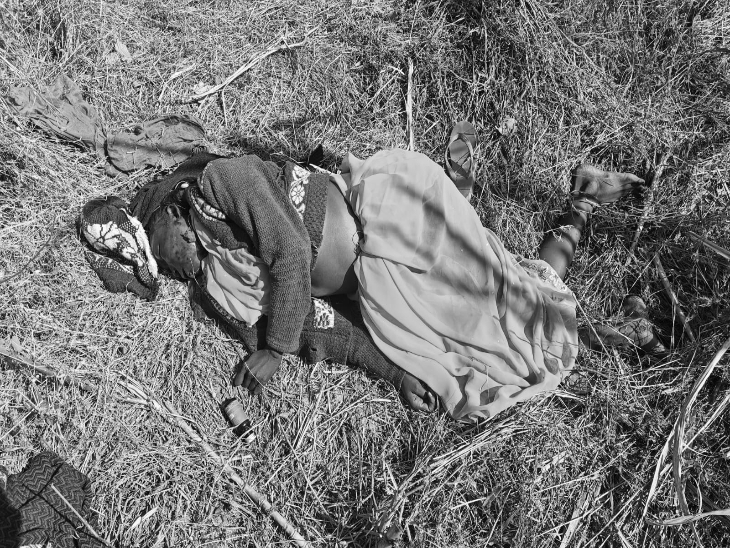 पत्नी का शव गन्ने के खेत में पड़ा मिला। जहर की एक बोतल भी बरामद हुई।