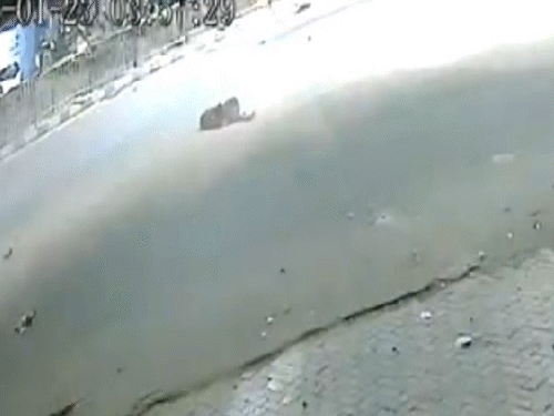 करीब 6 मिनट तक घायल मौके पर ही तड़पते रहे, लेकिन कोई उनकी मदद के लिए नहीं रुका।