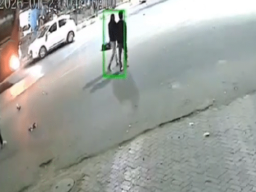 कुछ मिनटों बाद कुछ राहगीर मौके पर पहुंचे, लेकिन किसी ने उन्हें हॉस्पिटल पहुंचाने की कोशिश नहीं की।