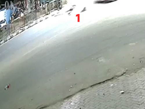 स्कूटी से गिरने के बाद दोनों भाई करीब 20 मीटर तक घिसटते हुए गए। टक्कर के बाद स्विफ्ट कार नहीं रुकी।