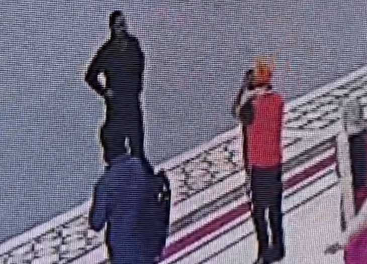 पवित्र सरोवर के पास खड़े होकर फोटो खिंचवाता सुब्हान रंगरीज।