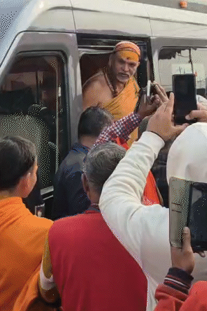अविमुक्तेश्वरानंद 24 जनवरी की सुबह 10:20 बजे वैनिटी वैन के बाहर आए। भक्तों का हाथ हिलाकर अभिवादन किया।