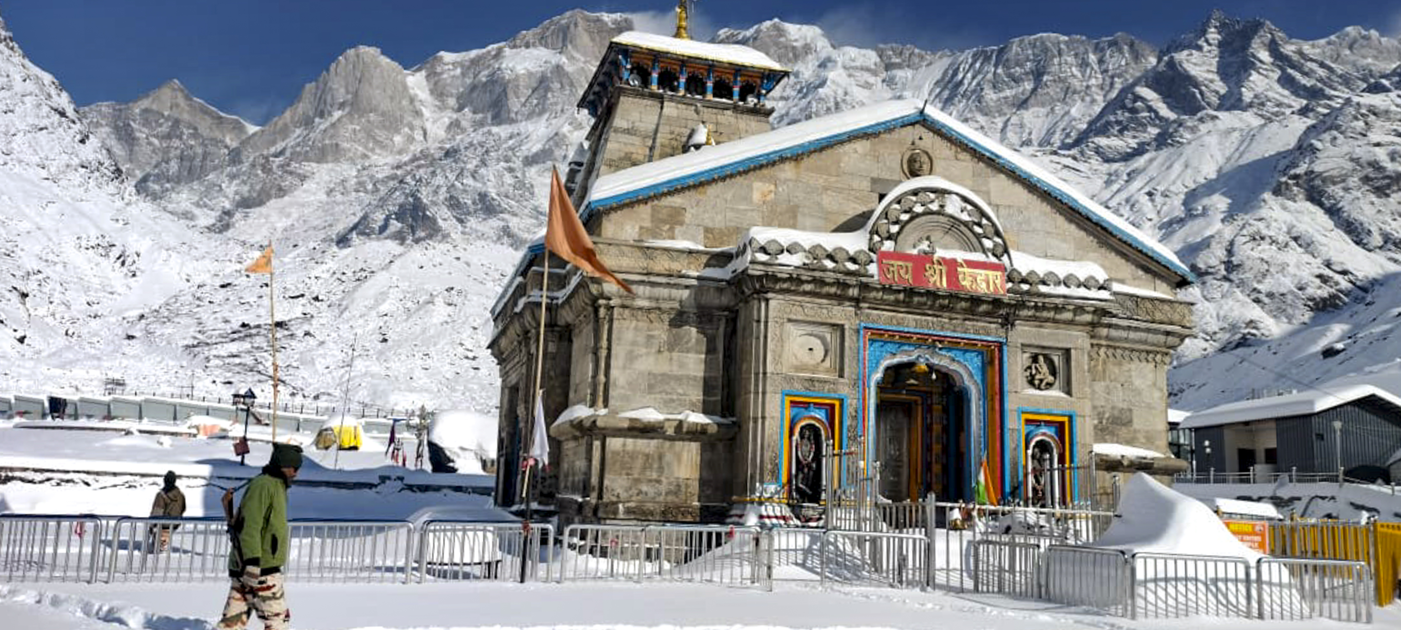 उत्तराखंड के केदारनाथ में भारी बर्फबारी से सर्दी बढ़ गई है।