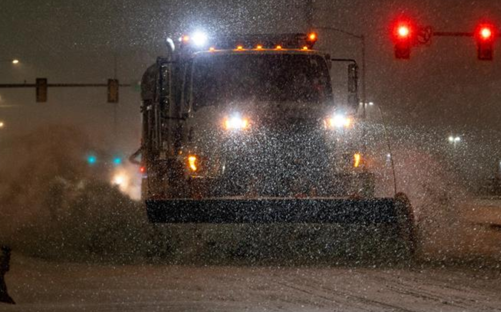 न्यूयॉर्क में बर्फ हटाने के लिए 1,600 से ज्यादा स्नो प्लो मशीन तैनात किए गए हैं।