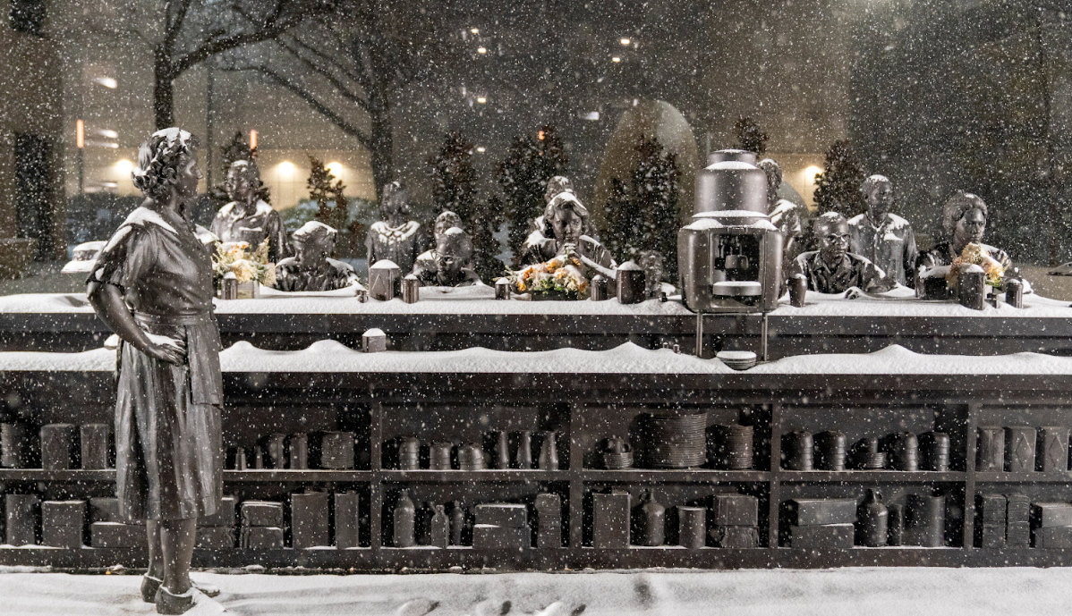 अमेरिका में बर्फबारी के कारण रास्ते पर लगे स्टेच्यू बर्फ से ढक गए हैं।