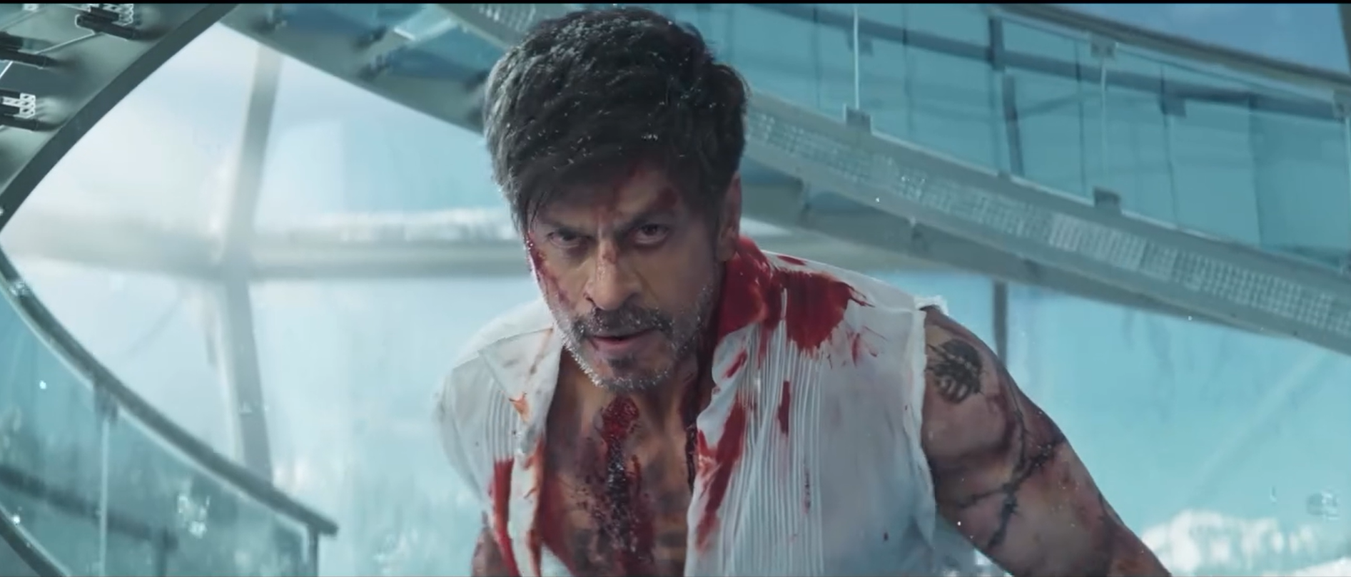 ટીઝરમાં શાહરૂખ ખાનની ખડતલ બોડી અને અલગ લુક જોવા રહ્યો છે.