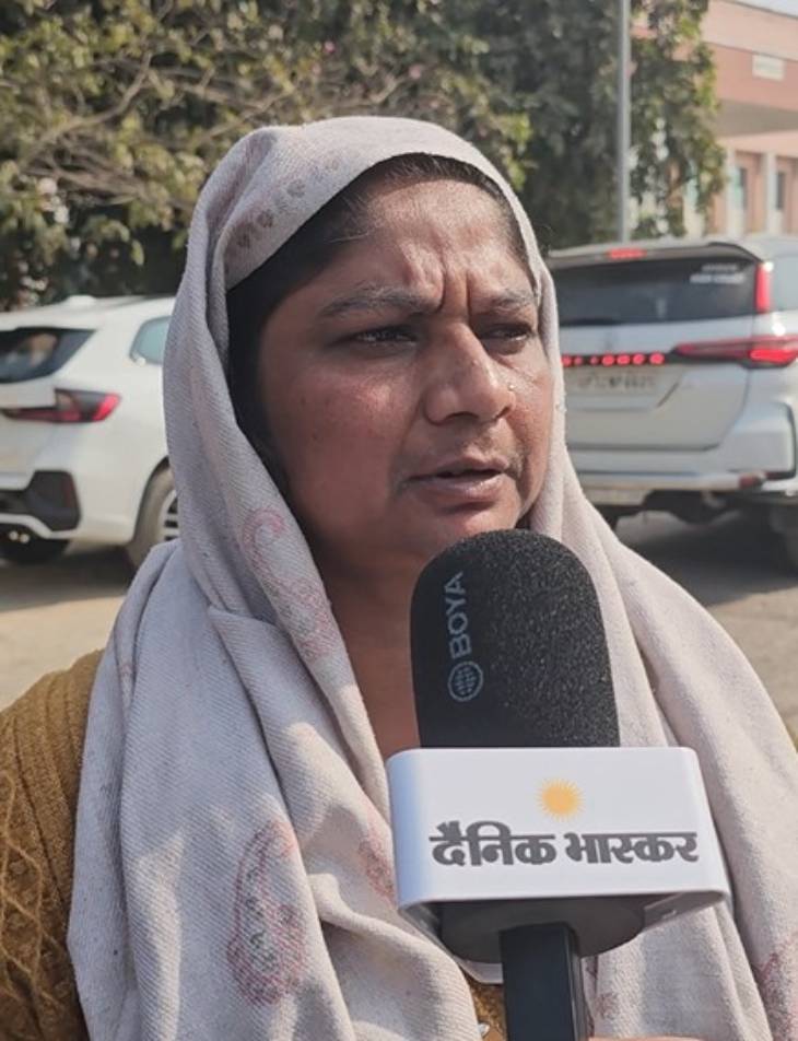 गुड़िया ने बताया- उनका 8 लाख 82 हजार रुपए चला गया है।