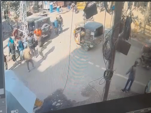 हादसे के बाद आस-पास के लोगों ने बाइक सवार को कार के नीचे से निकालने की कोशिश करते है।