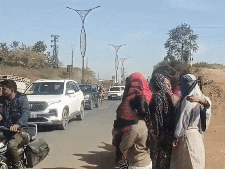 उदयपुर में कट को लेकर विरोध करने कॉलोनी की महिलाएं भी पहुंची।